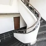 Modern And Spacious Apartment-prime Location Old Town شقة