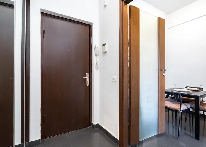 Modern And Spacious Apartment-prime Location Old Town *